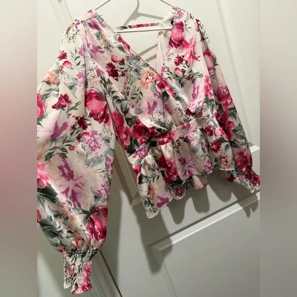 Express women’s floral blouse - Picture 2 of 7